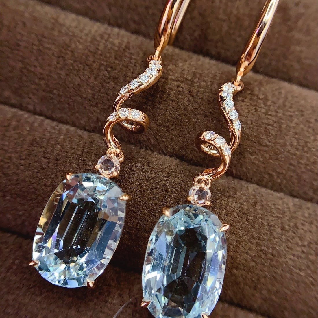 14k Gold 8.9 Ct Natural Aquamarine & Diamond Earrings: Ref:231102155 // gold content:14k gold // main gemstone:aquamarine // shape:oval // carat weight:8. 9ct // color:blue // treatment:natural // // adjacent gemstone 2 : diamond // number of stones:20