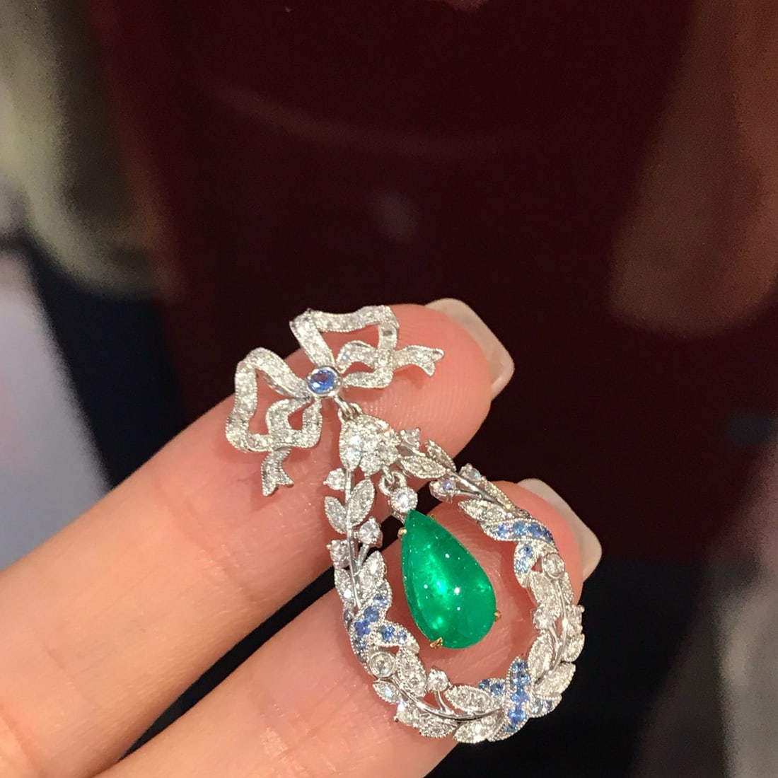 14k Gold 1.73 Ctw Natural Emerald & Diamond Pendant( Without Chain ): Ref:231102160 // gold content:14k gold // main gemstone:emerald // shape:pear // carat weight:1. 05ct // color:green // treatment:natural // // adjacent gemstone 2 : diamond // shape:round // carat