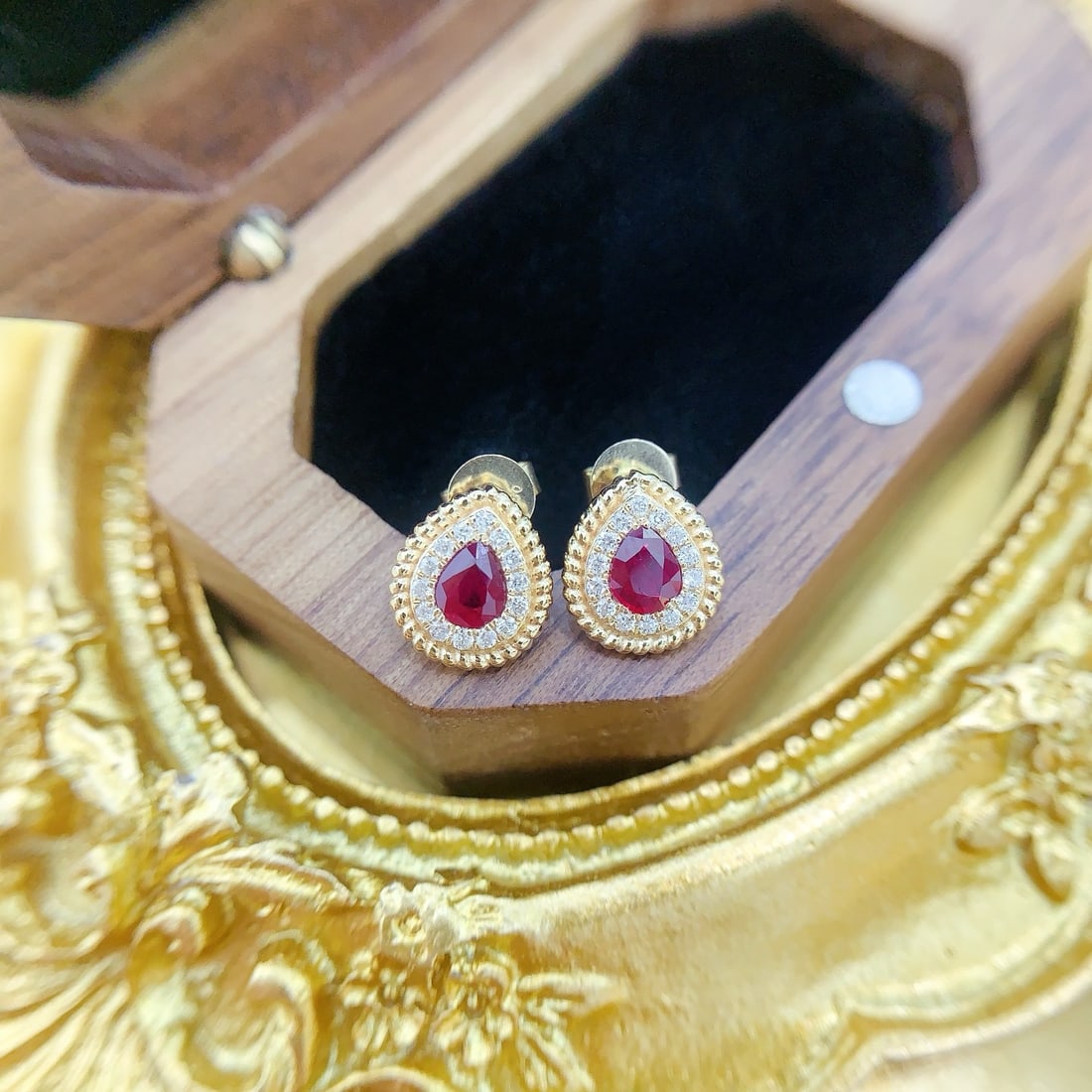14k Gold 0.64 Ctw Natural Ruby & Diamond Earrings: Ref:231102174 // gold content:14k gold // main gemstone:ruby // shape:pear // carat weight:0. 50ct // color:red // treatment:natural // // adjacent gemstone 2 : diamond // shape:round // carat