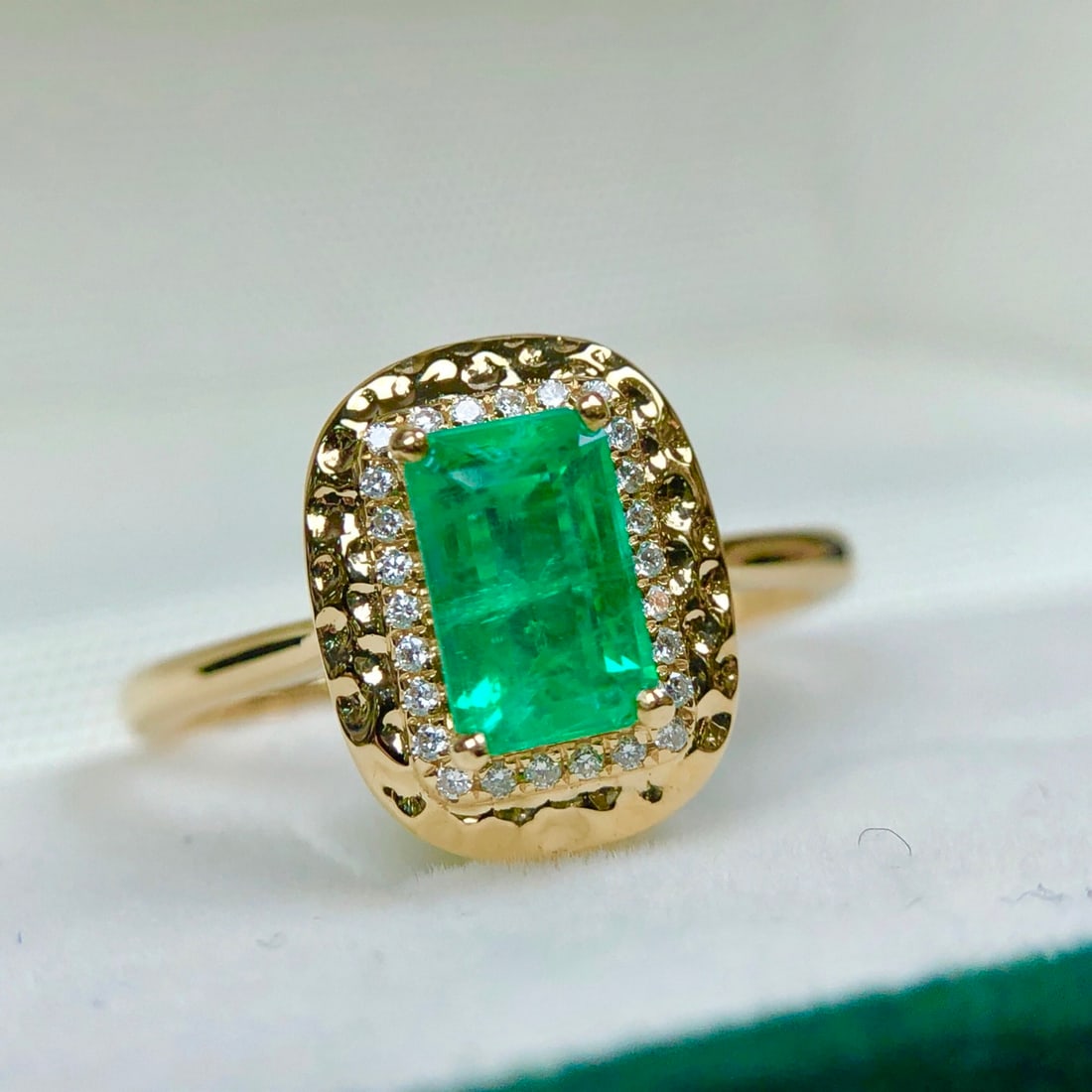 14k Gold 0.95 Ctw Vivid Green Natural Emerald & Diamond Ring: Ref:231102202 // gold content:14k gold // ring size:7. 25us // // main gemstone:emerald // shape:octagonal // carat weight:0. 87ct // color:vivid green // treatment:natural // // adjacent gemstone 2 :