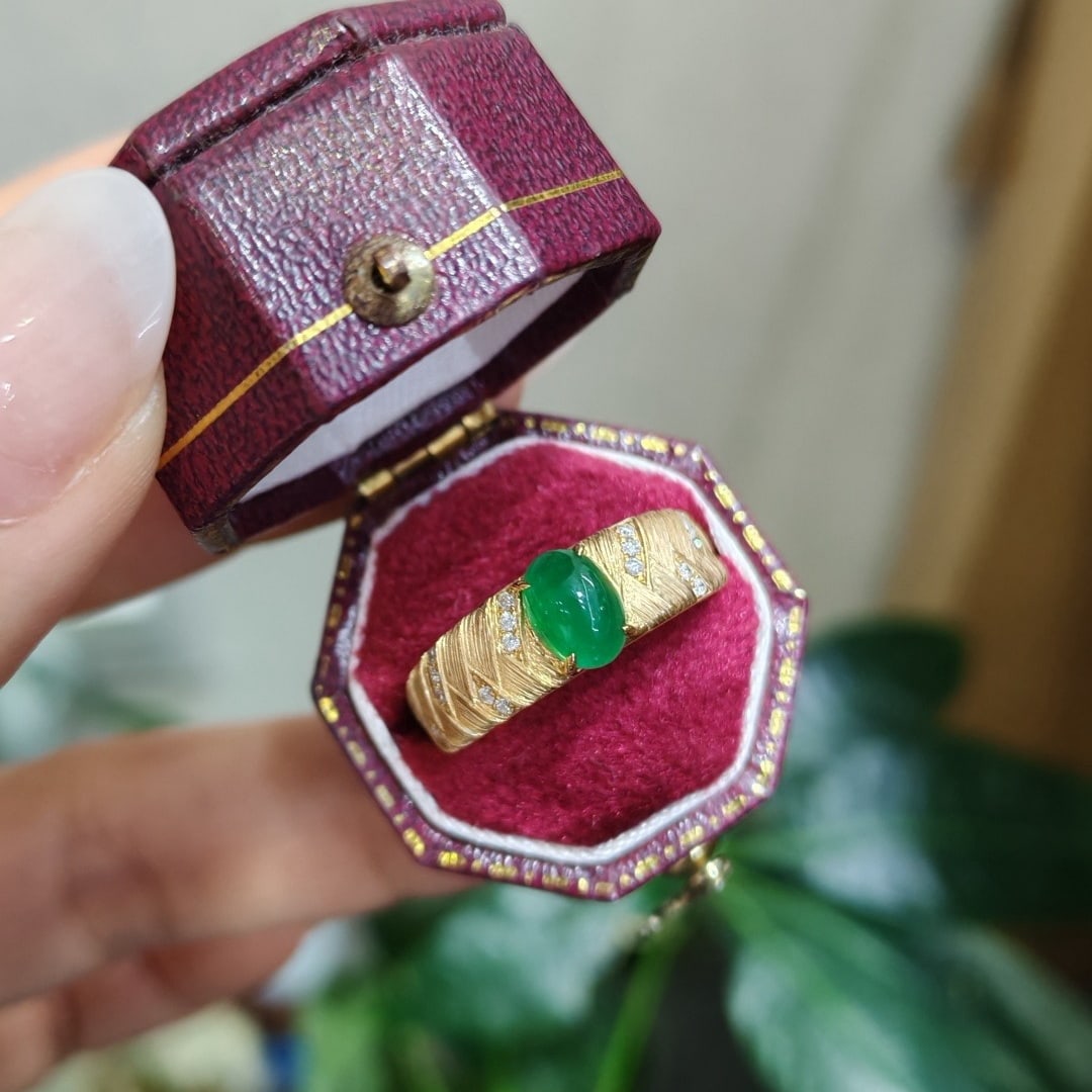 14k Gold 0.9 Ct Vivid Green Natural Emerald & Diamond Ring: Ref:231102217 // gold content:14k gold // ring size:7. 25us // // main gemstone:emerald // shape:oval // carat weight:0. 9ct // color:vivid green // treatment:natural // // adjacent gemstone 2 :