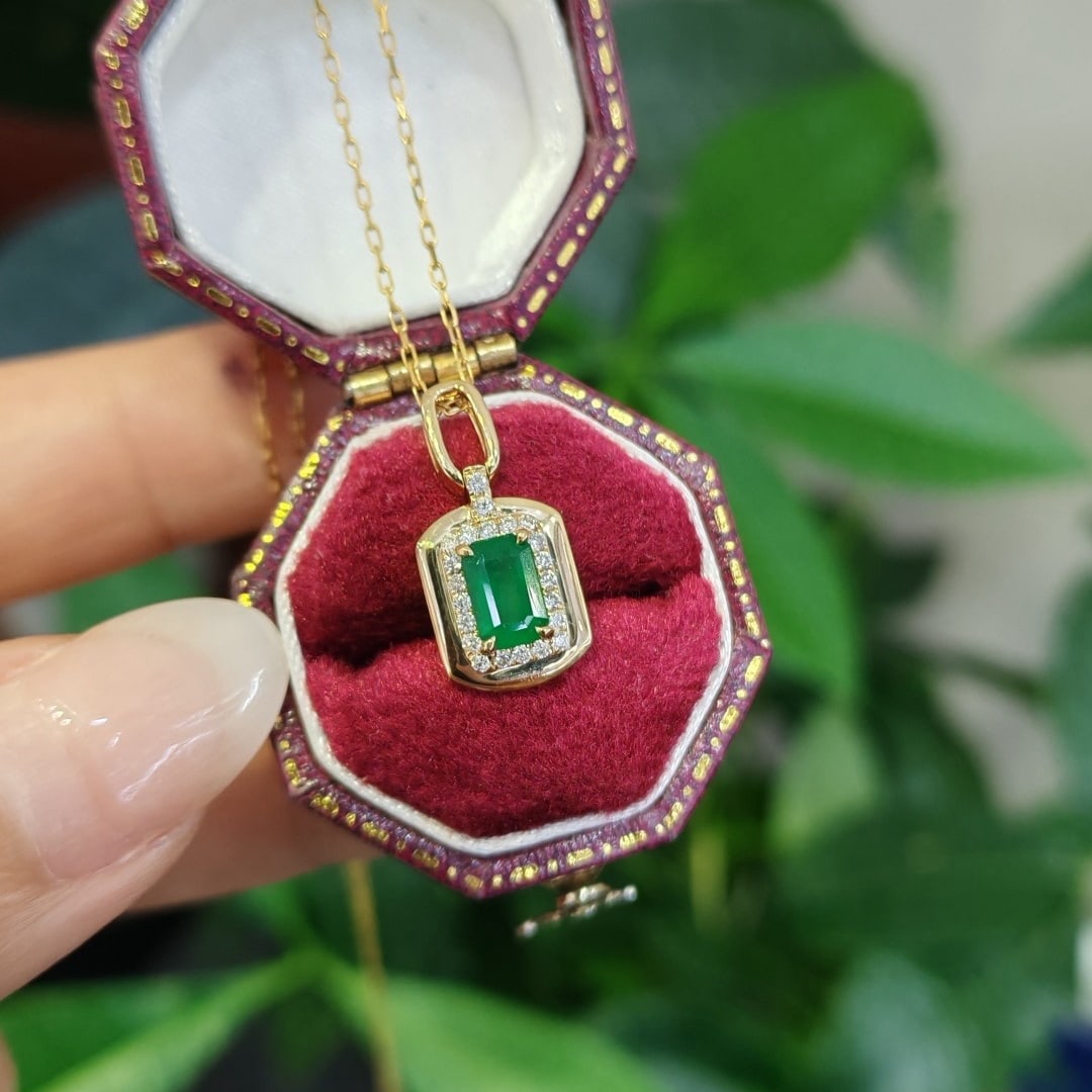 14k Gold 0.5 Ct Vivid Green Natural Emerald & Diamond Pendant( Without Chain ): Ref:231102218 // gold content:14k gold // main gemstone:emerald // shape:octagonal // carat weight:0. 5ct // color:vivid green // treatment:natural // // adjacent gemstone 2 : diamond //