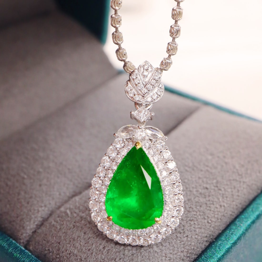 14k Gold 2.91 Ctw Vivid Green Natural Emerald & Diamond Pendant( Without Chain ): Ref:231102220 // gold content:14k gold // main gemstone:emerald // shape:pear // carat weight:2. 25ct // color:vivid green // treatment:natural // // adjacent gemstone 2 : diamond // shape:round //