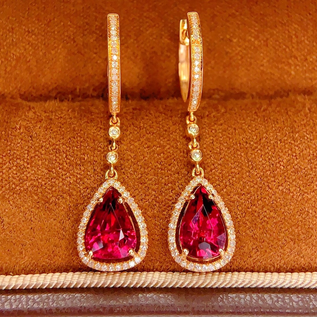 14k Gold 4.5 Ct Natural Tourmaline & Diamond Earrings: Ref:231102248 // gold content:14k gold // main gemstone:tourmaline // shape:pear // carat weight:4. 5ct // color:red // treatment:natural // // adjacent gemstone 2 : diamond // number of stones:108