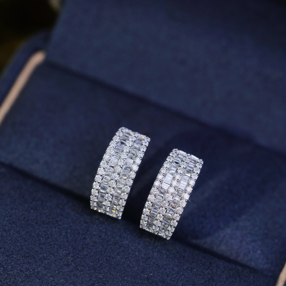 14k Gold 1.60 Ct Natural H Diamond Earrings: Ref:231102257 // gold content:14k gold // main gemstone:diamond // shape:multiple // carat weight:1. 60ct // clarity grade:vs-si // color:h // treatment:natural // Condition: NewLow Estimate: