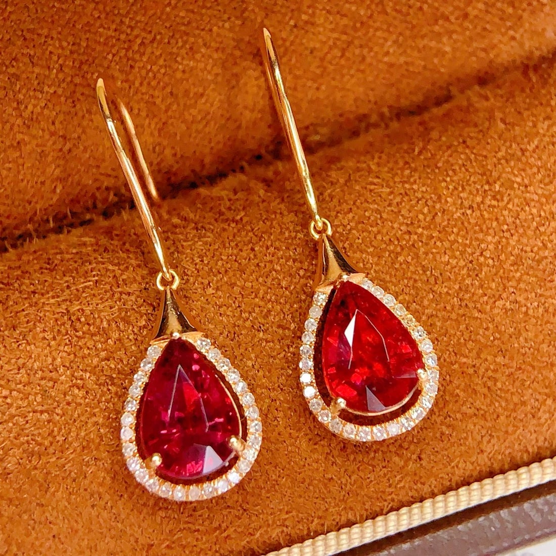 14k Gold 4 Ct Natural Tourmaline & Diamond Earrings: Ref:231102314 // gold content:14k gold // main gemstone:tourmaline // shape:pear // carat weight:4ct // color:red // treatment:natural // // adjacent gemstone 2 : diamond // number of stones:56 // sha