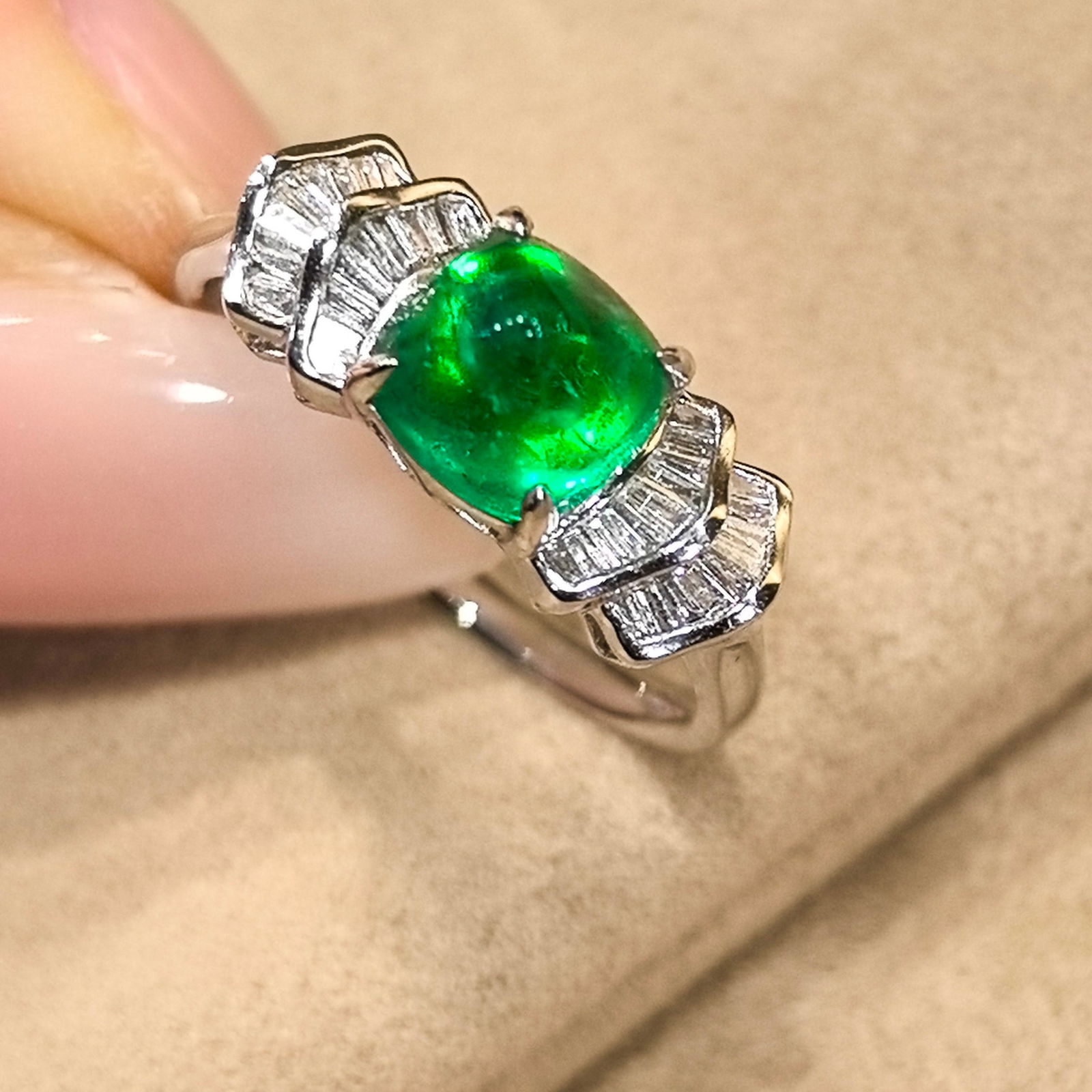 14k Gold 1.86 Ctw Vivid Green Natural Emerald & Diamond Ring: Ref:231102316 // gold content:14k gold // ring size:7. 25us // // main gemstone:emerald // shape:sugar-loaf // carat weight:1. 61ct // color:vivid green // treatment:natural // // adjacent gemstone 2