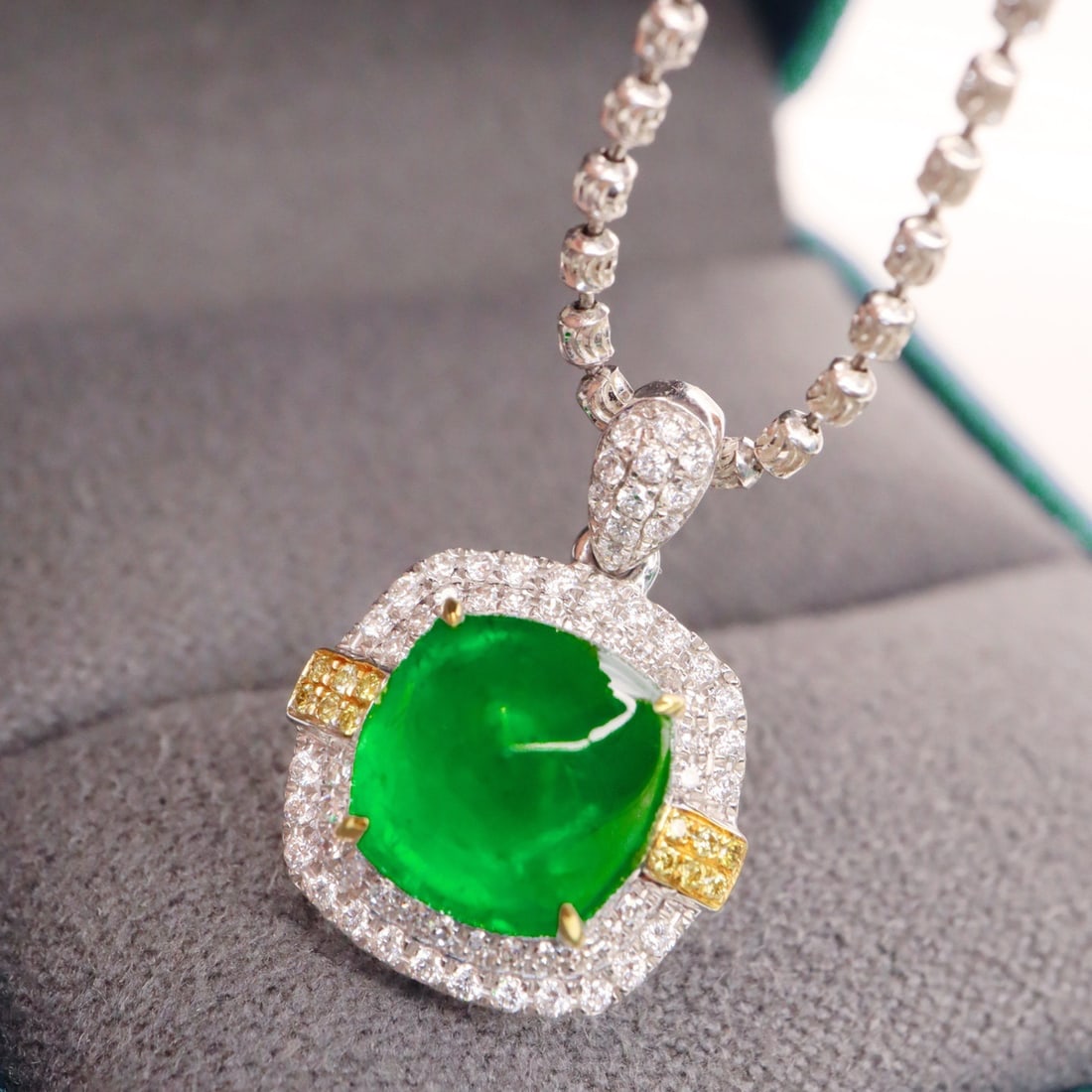 14k Gold 3.30 Ctw Vivid Green Natural Emerald & Diamond Pendant( Without Chain ): Ref:231102324 // gold content:14k gold // main gemstone:emerald // shape:sugar-loaf // carat weight:3. 00ct // color:vivid green // treatment:natural // // adjacent gemstone 2 : diamond //