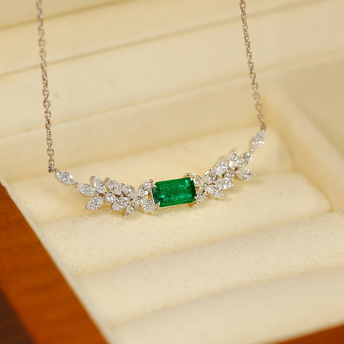 14k Gold 1.36 Ctw Vivid Green Natural Emerald & Diamond Necklace: Ref:231102328 // gold content:14k gold // main gemstone:emerald // shape:octagonal // carat weight:0. 58ct // color:vivid green // treatment:natural // // adjacent gemstone 2 : diamond //