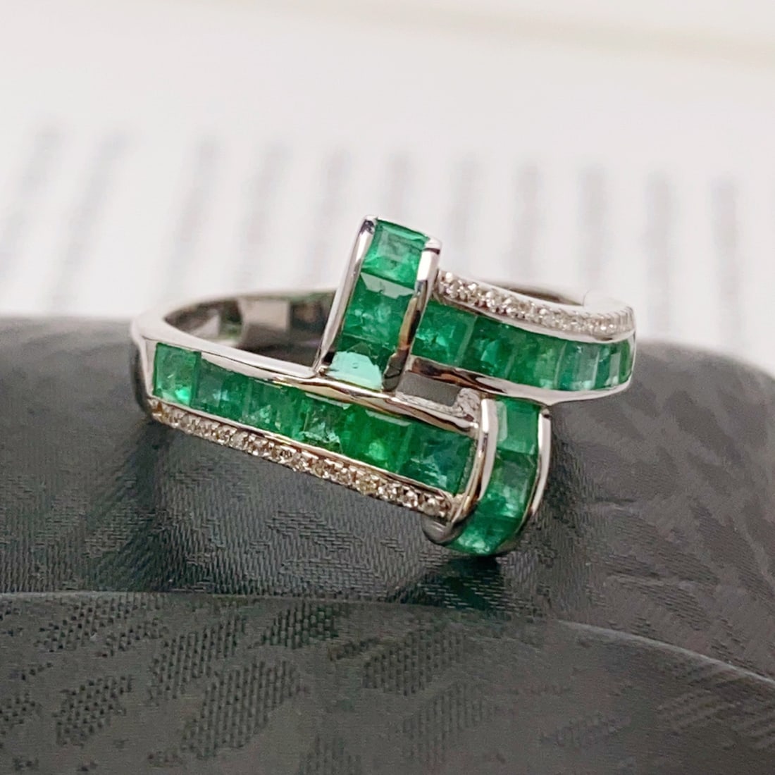 14k Gold 2.00 Ct Natural Emerald & Diamond Ring: Ref:231102337 // gold content:14k gold // ring size:7. 25us // // main gemstone:emerald // shape:square // carat weight:2. 00ct // color:green // treatment:natural // // adjacent gemstone 2 :