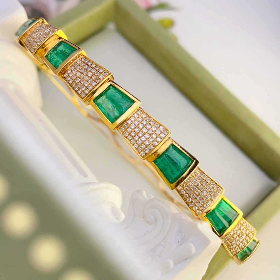 14k Gold 3.30 Ct Natural Emerald & Diamond Bangle: Ref:231102339 // gold content:14k gold // main gemstone:emerald // shape:rectangle // carat weight:3. 30ct // color:green // treatment:natural // // adjacent gemstone 2 : diamond // number of