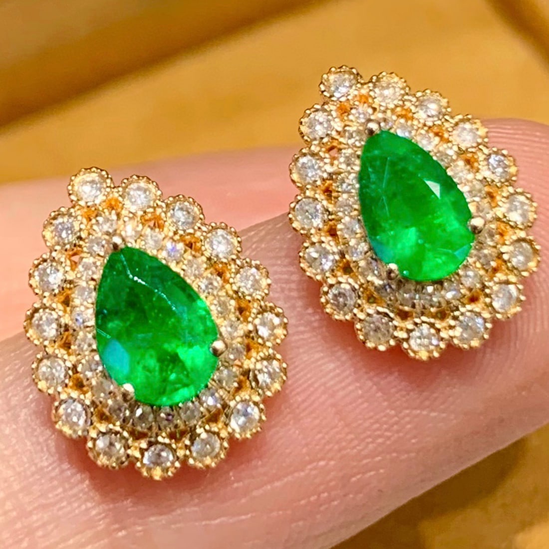 14k Gold 0.8 Ct Vivid Green Natural Emerald & Diamond Earrings: Ref:231102352 // gold content:14k gold // main gemstone:emerald // shape:pear // carat weight:0. 8ct // color:vivid green // treatment:natural // // adjacent gemstone 2 : diamond // shape:round //