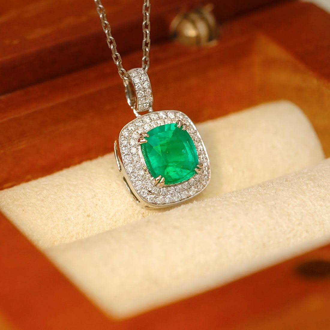 14k Gold 1.04 Ctw Natural Emerald & Diamond Pendant( Without Chain ): Ref:231102394 // gold content:14k gold // main gemstone:emerald // shape:cushion // carat weight:0. 88ct // color:green // treatment:natural // // adjacent gemstone 2 : diamond // shape:round //