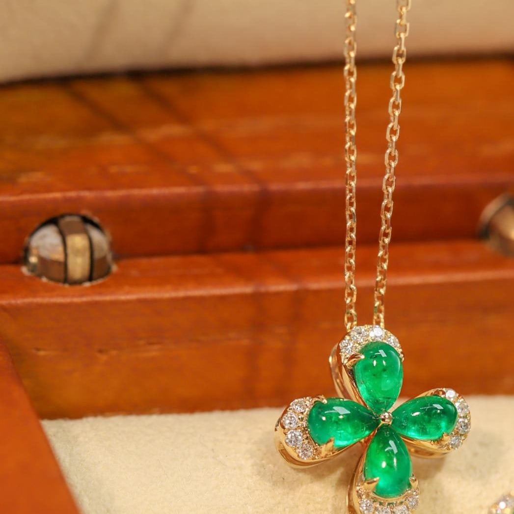 14k Gold 0.76 Ctw Vivid Green Natural Emerald & Diamond Necklace: Ref:231102417 // gold content:14k gold // main gemstone:emerald // shape:pear // carat weight:0. 7ct // color:vivid green // treatment:natural // // adjacent gemstone 2 : diamond // shape:round //