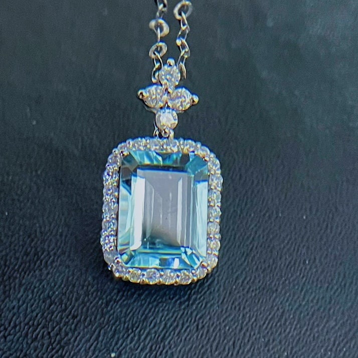 14k Gold 1.0 Ct Natural Aquamarine & Diamond Necklace: Ref:231102421 // gold content:14k gold // main gemstone:aquamarine // shape:octagonal // carat weight:1. 0ct // color:santa maria color // treatment:natural // // adjacent gemstone 2 : diamond // shap