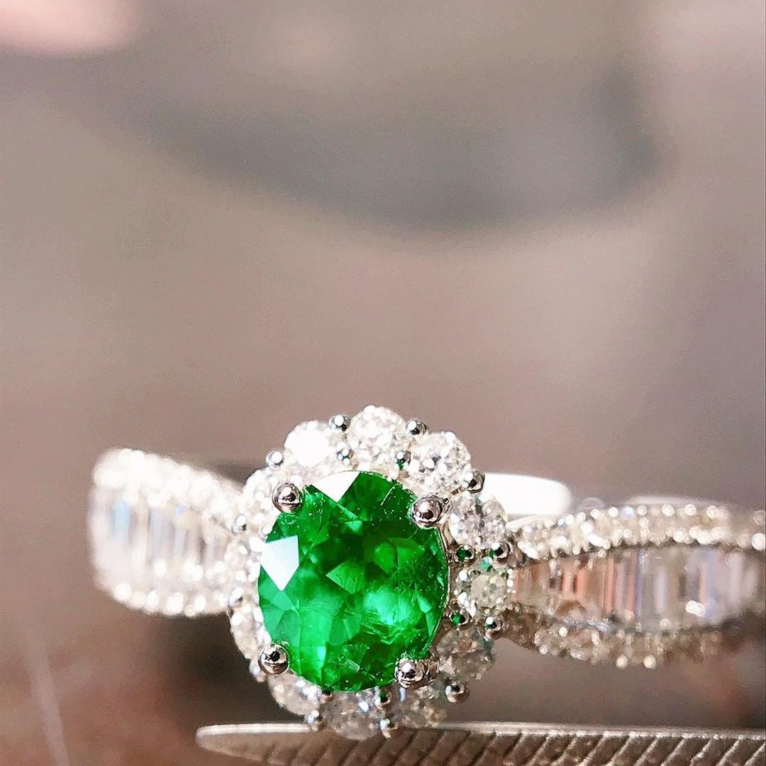 14k Gold 0.87 Ctw Vivid Green Natural Emerald & Diamond Ring: Ref:231102426 // gold content:14k gold // ring size:7. 25us // // main gemstone:emerald // shape:oval // carat weight:0. 41ct // color:vivid green // treatment:natural // // adjacent gemstone 2 :