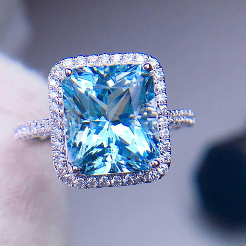 14k Gold 3.9 Ct Natural Aquamarine & Diamond Ring - 2