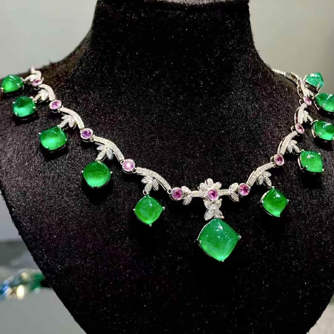 14k Gold 17.02 Ct Vivid Green Natural Emerald & Diamond & Sapphire Necklace - 2