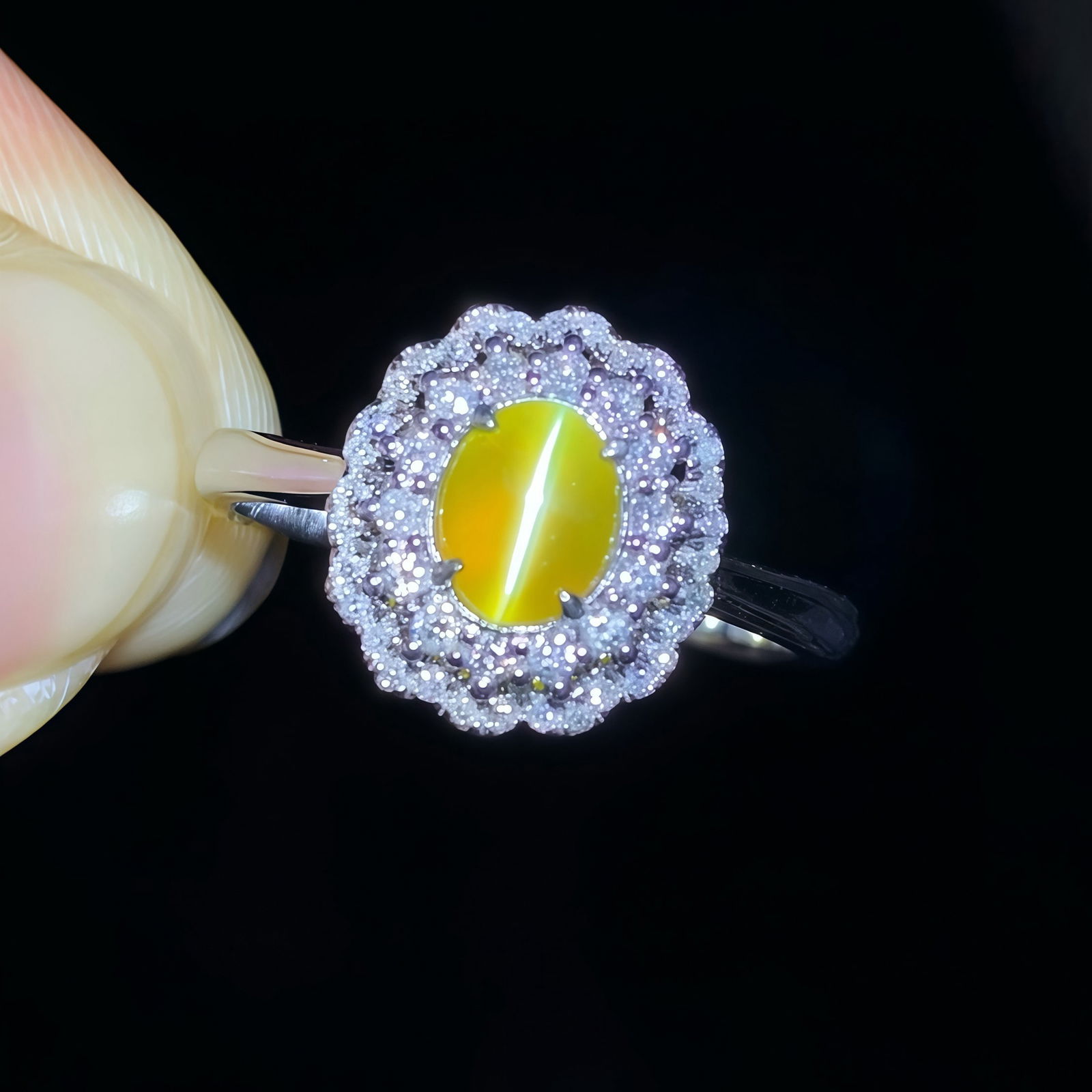 14k Gold 1.34 Ctw Natural Cat's?Eye Chrysoberyl & Diamond Ring: Ref:231103085 // gold content:14k gold // ring size:7. 25us // // main gemstone:cat's? Eye chrysoberyl // shape:oval // carat weight:1. 10ct // color:yellow // treatment:natural // // adjacent