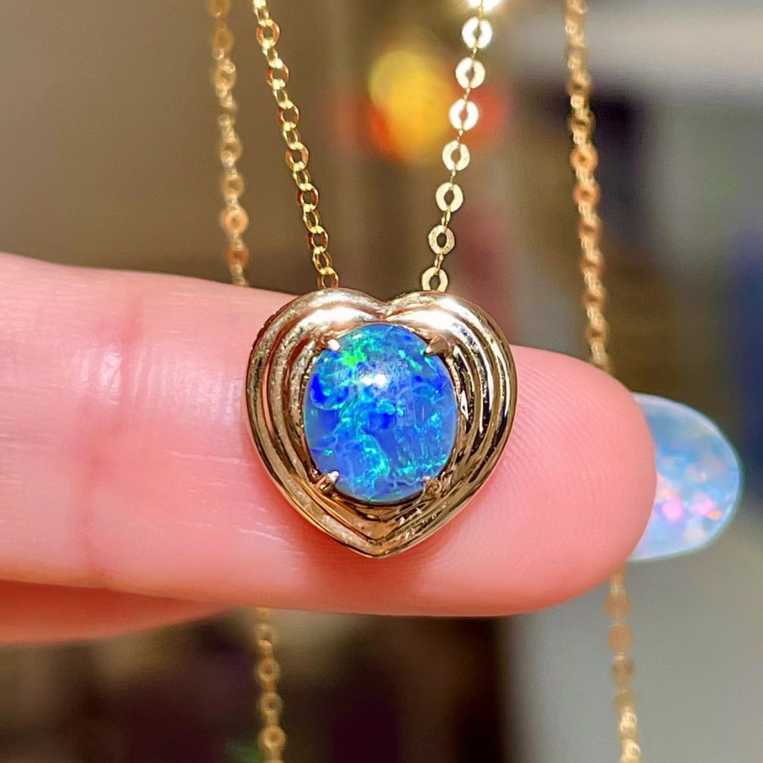 14k Gold 0.96 Ct Natural Opal Pendant( Without Chain ): Ref:231103112 // gold content:14k gold // main gemstone:opal // shape:oval // carat weight:0. 96ct // color:color // treatment:natural // Condition: NewLow Estimate: 2000.00High Estimate: 3000.00