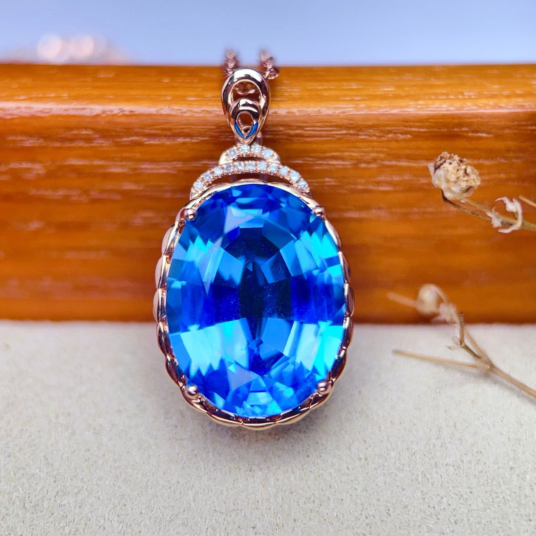 14k Gold 19.74 Ctw Natural Topaz & Diamond Pendant( Without Chain ): Ref:231103125 // gold content:14k gold // main gemstone:topaz // shape:oval // carat weight:19. 7ct // color:blue // treatment:natural // // adjacent gemstone 2 : diamond // number of stones:15 //