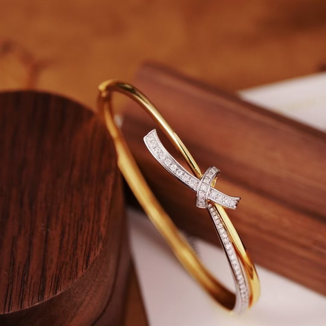 14k Gold 0.55 Ct Natural H Diamond Bangle: Ref:231103160 // gold content:14k gold // main gemstone:diamond // shape:round // carat weight:0. 55ct // clarity grade:vs-si // color:h // treatment:natural // cut grade:g // Condition: New Low Esti