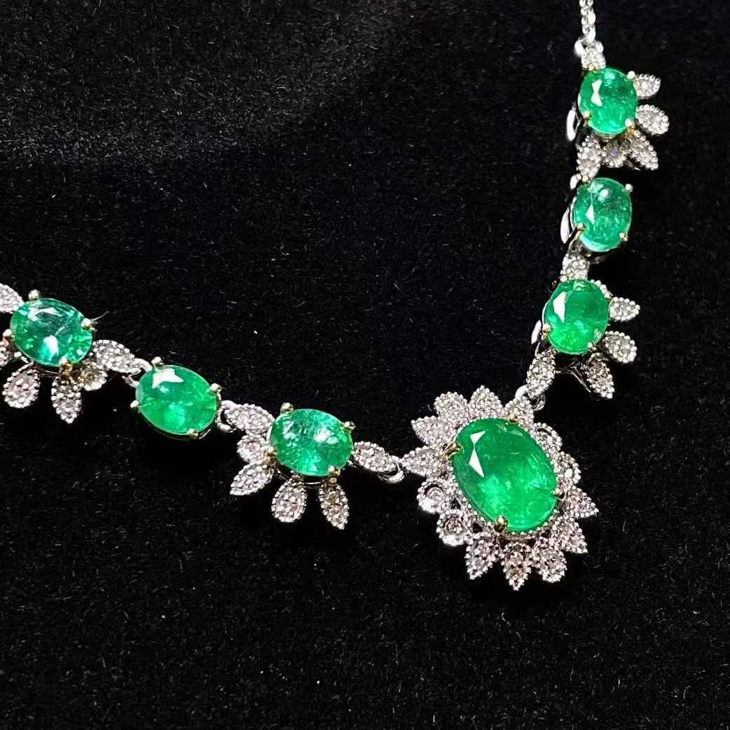 14k Gold 3.3 Ct Vivid Green Natural Emerald & Diamond Necklace - 4
