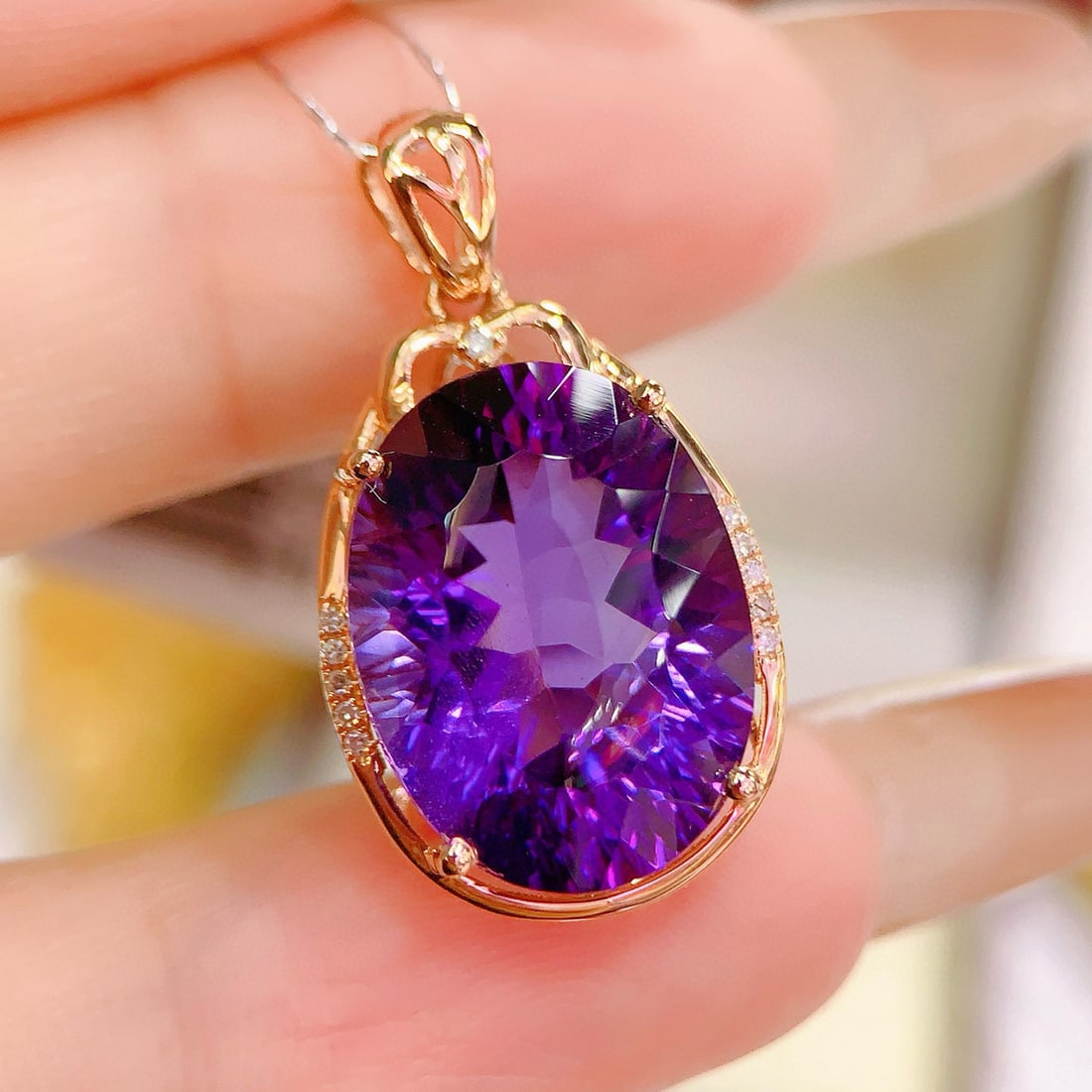 14k Gold 9.18 Ctw Natural Amethyst & Diamond Pendant( Without Chain ): Ref:231103223 // gold content:14k gold // main gemstone:amethyst // shape:oval // carat weight:9. 15ct // color:purple // treatment:natural // // adjacent gemstone 2 : diamond // number of stones:11 /