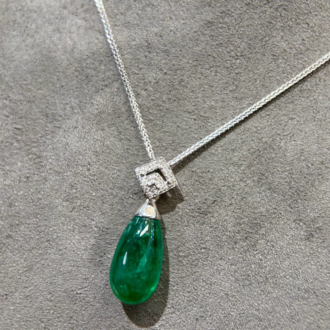 14k Gold 4.98 Ct Natural Emerald & Diamond Pendant( Without Chain ): Ref:231103231 // gold content:14k gold // main gemstone:emerald // shape:pear // carat weight:4. 98ct // color:green // treatment:natural // // adjacent gemstone 2 : diamond // shape:round //
