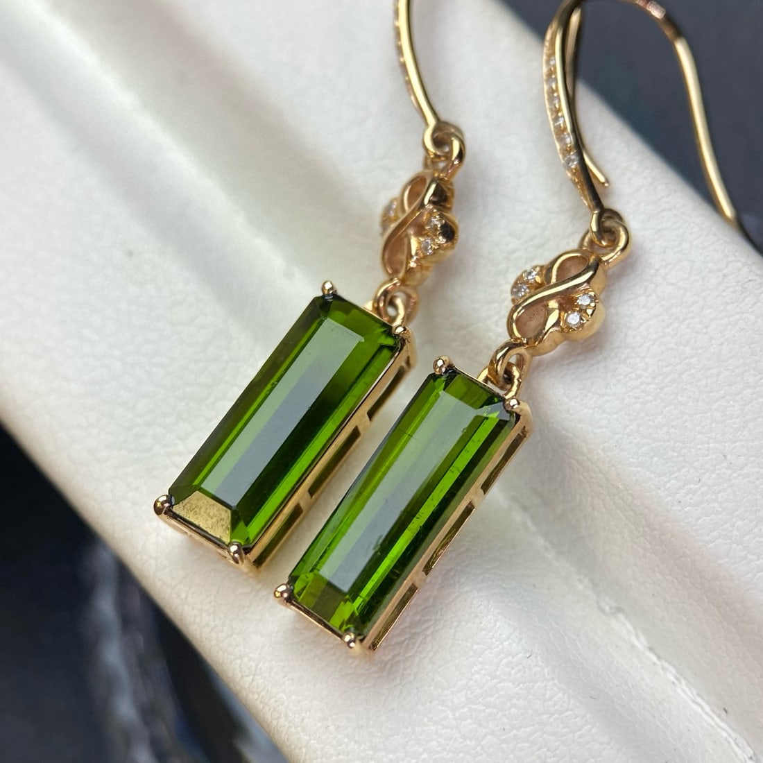 14k Gold 4.5 Ct Natural Tourmaline & Diamond Earrings: Ref:231103255 // gold content:14k gold // main gemstone:tourmaline // shape:octagonal // carat weight:4. 5ct // color:green // treatment:natural // // adjacent gemstone 2 : diamond // number of stones