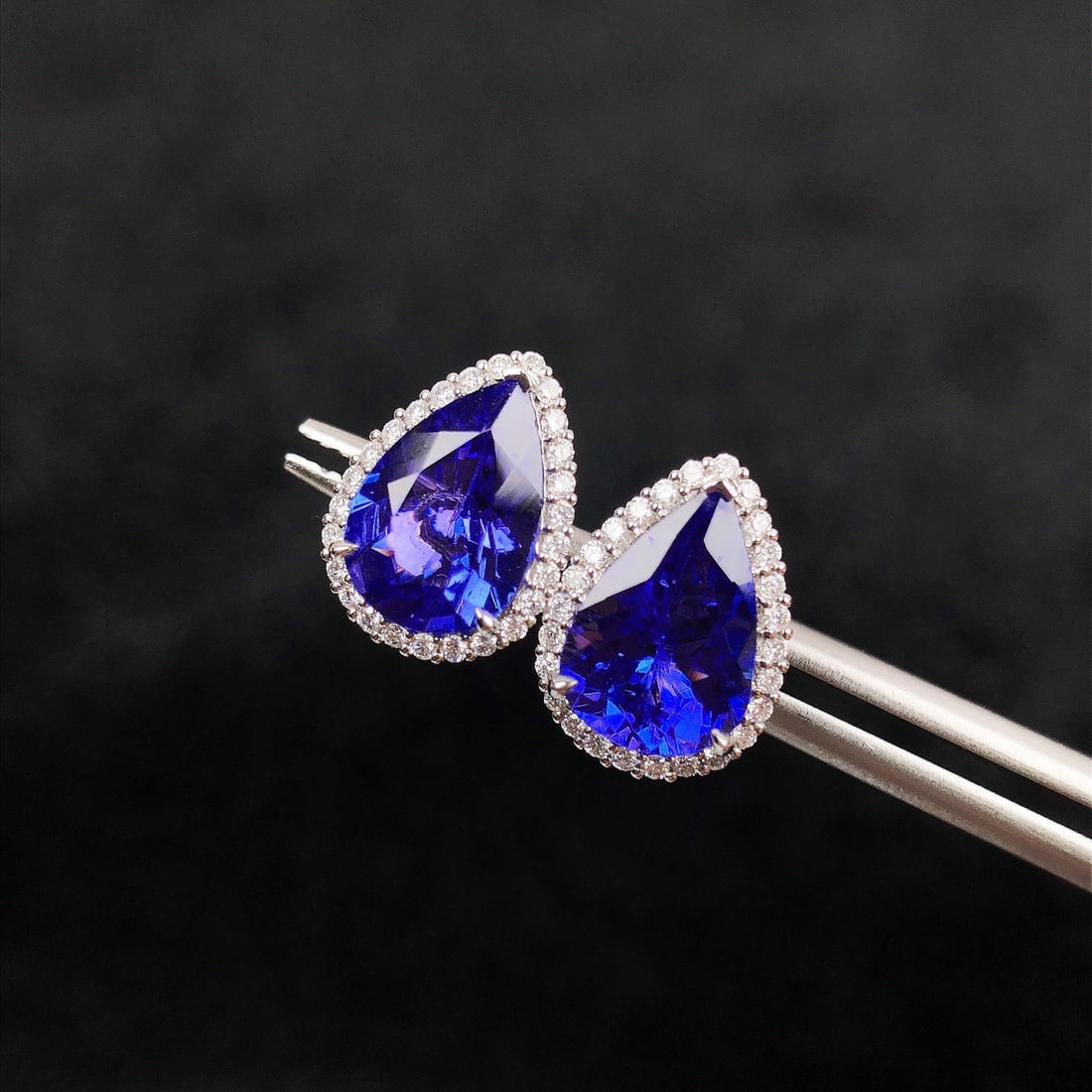 14k Gold 3.58 Ctw Natural Tanzanite & Diamond Earrings: Ref:231104020 // gold content:14k gold // main gemstone:tanzanite // shape:pear // carat weight:3. 32ct // color:blue // treatment:natural // // adjacent gemstone 2 : diamond // shape:round //