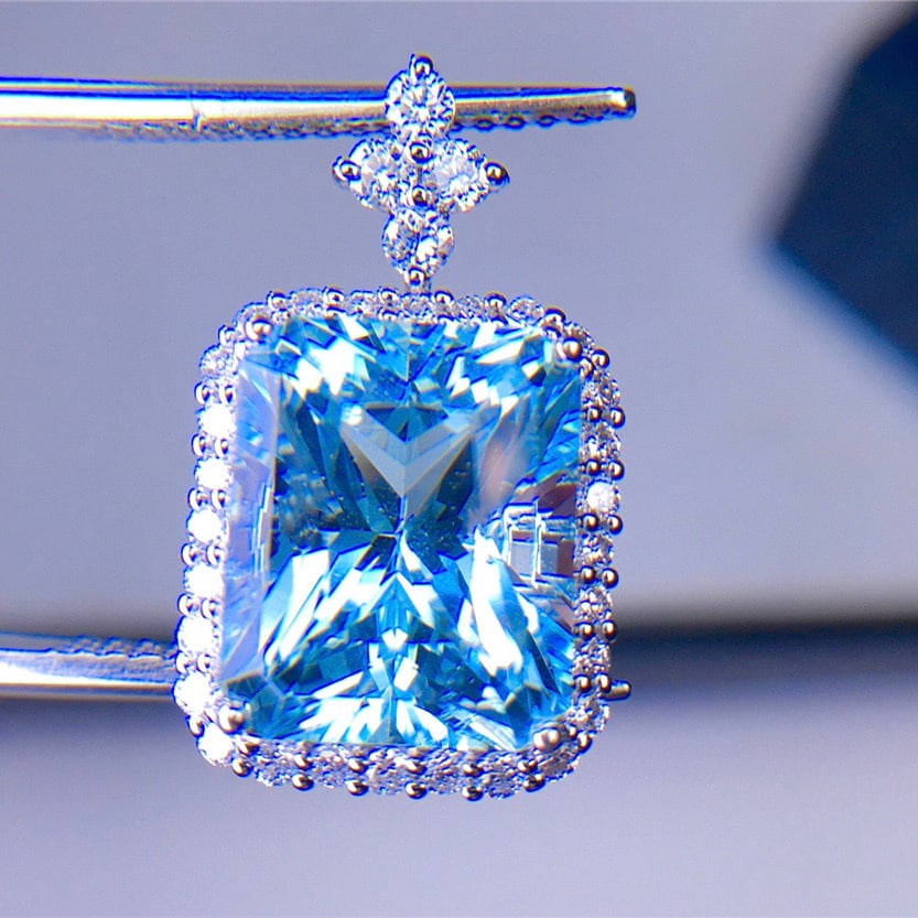 14k Gold 4.5 Ct Natural Aquamarine & Diamond Pendant( Without Chain ): Ref:231104026 // gold content:14k gold // main gemstone:aquamarine // shape:octagonal // carat weight:4. 5ct // color:santa maria color // treatment:natural // // adjacent gemstone 2 : diamond // shap