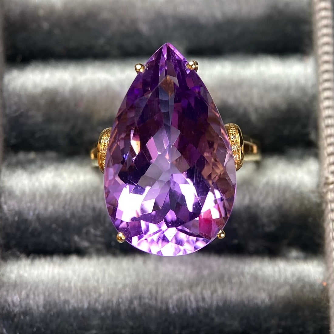 14k Gold 12.85 Ct Natural Amethyst & Diamond Ring: Ref:231104049 // gold content:14k gold // ring size:7. 25us // // main gemstone:amethyst // shape:pear // carat weight:12. 85ct // color:purple // treatment:natural // // adjacent gemstone 2 :