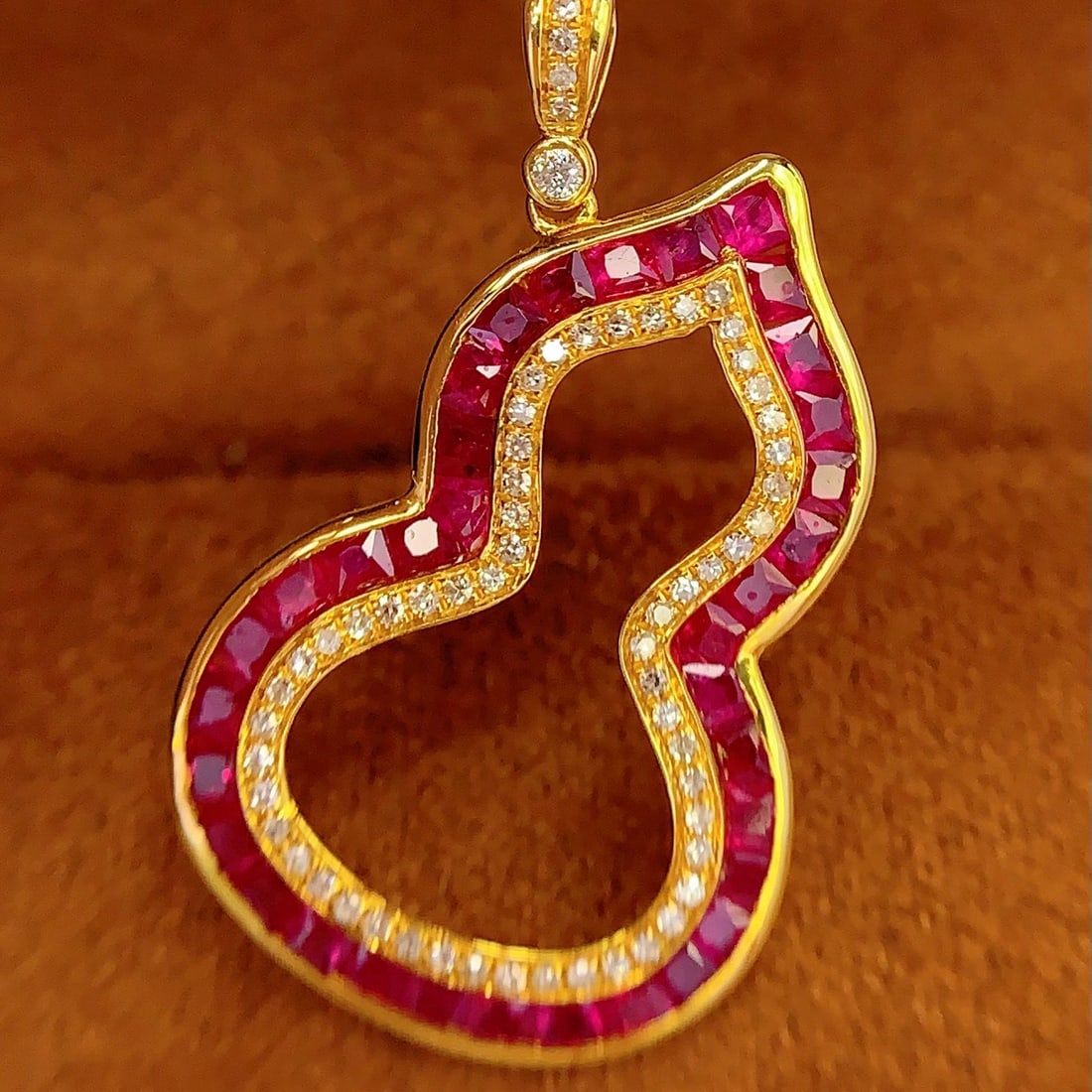 14k Gold 2.5 Ct Natural Ruby & Diamond Pendant( Without Chain ): Ref:231104050 // gold content:14k gold // main gemstone:ruby // shape:princess // carat weight:2. 5ct // color:red // treatment:natural // // adjacent gemstone 2 : diamond // number of stones:61 //