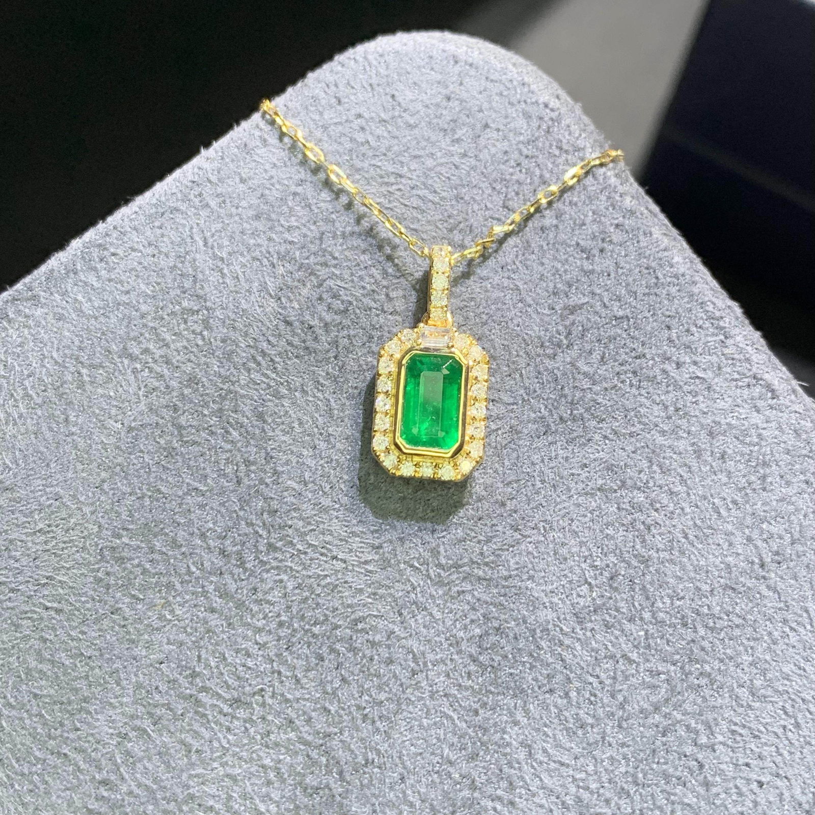 14k Gold 0.92 Ctw Natural Emerald & Diamond Pendant( Without Chain ): Ref:231104084 // gold content:14k gold // main gemstone:emerald // shape:octagonal // carat weight:0. 72ct // color:green // treatment:natural // // adjacent gemstone 2 : diamond // shape:round //