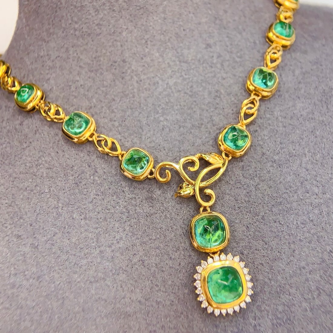 14k Gold 8 Ct Natural Emerald & Diamond Necklace (1 of 7)