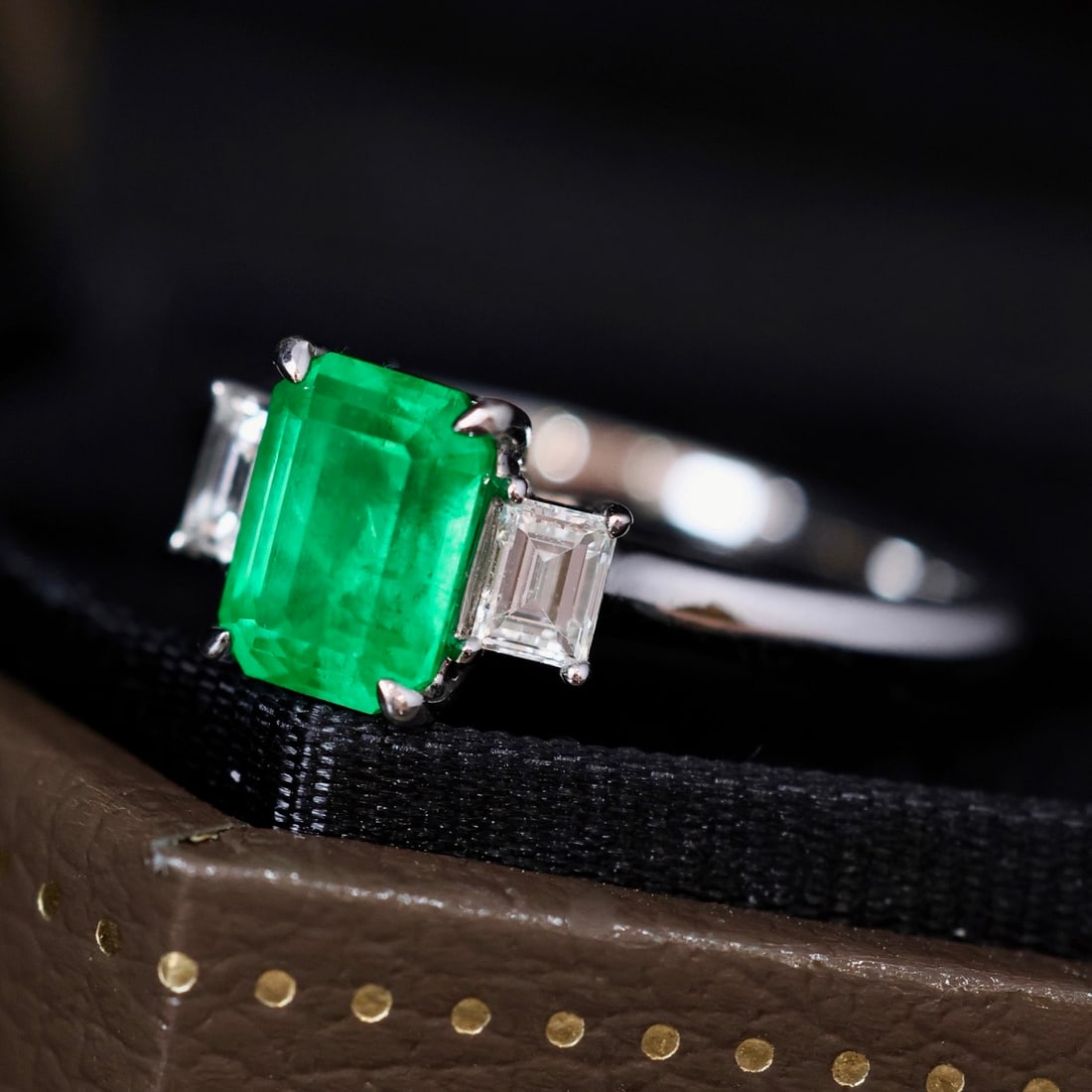 14k Gold 1.69 Ctw Vivid Green Natural Emerald & Diamond Ring - 2