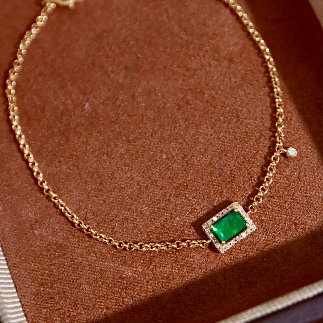 14k Gold 0.43 Ctw Vivid Green Natural Emerald & Diamond Bracelet: Ref:231104118 // gold content:14k gold // main gemstone:emerald // shape:rectangle // carat weight:0. 37ct // color:vivid green // treatment:natural // // adjacent gemstone 2 : diamond //