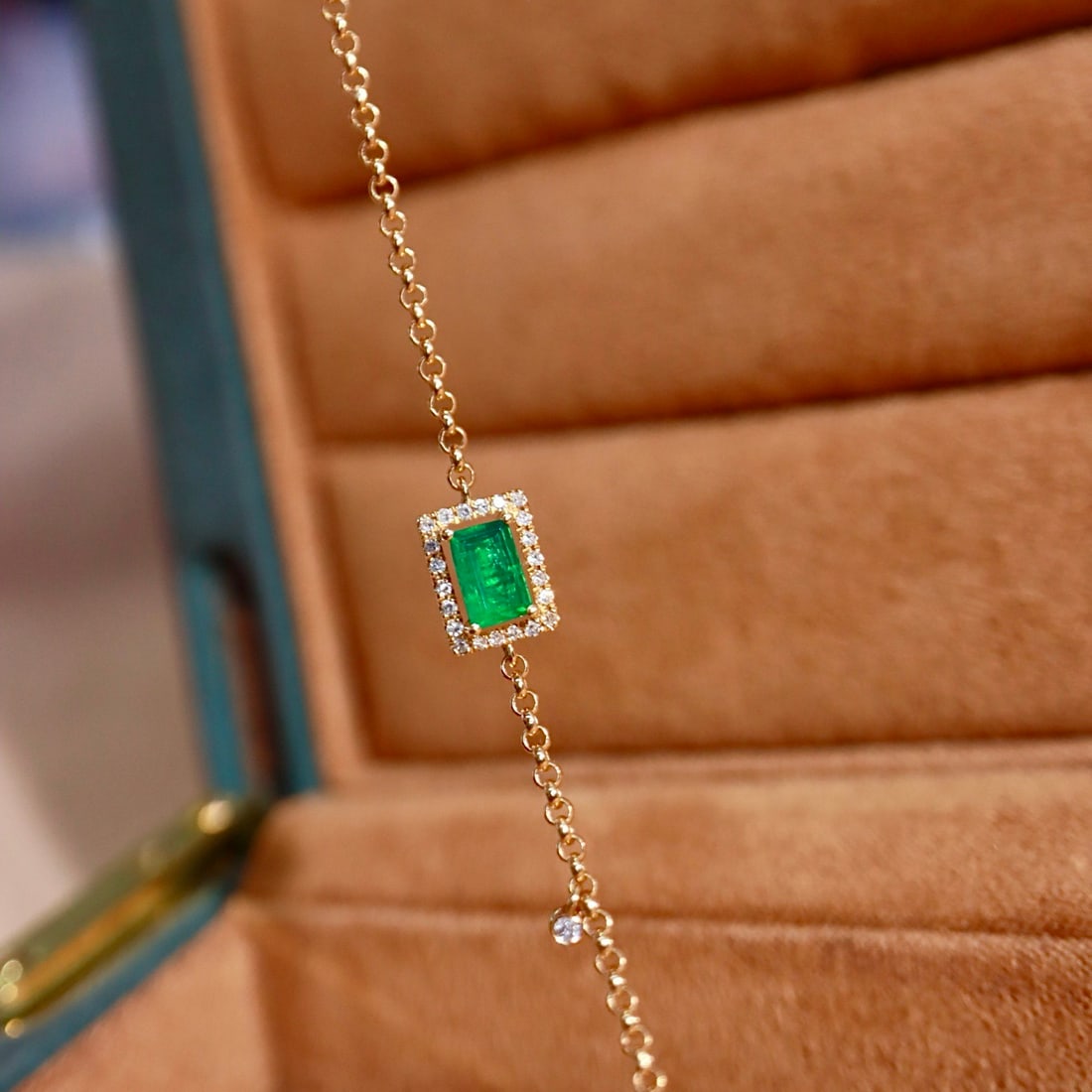 14k Gold 0.43 Ctw Vivid Green Natural Emerald & Diamond Bracelet - 2