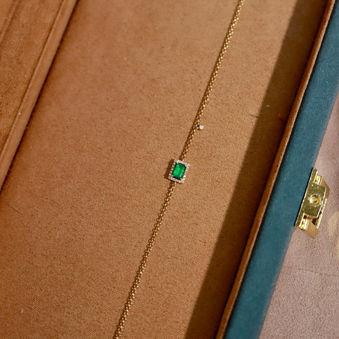 14k Gold 0.43 Ctw Vivid Green Natural Emerald & Diamond Bracelet - 5