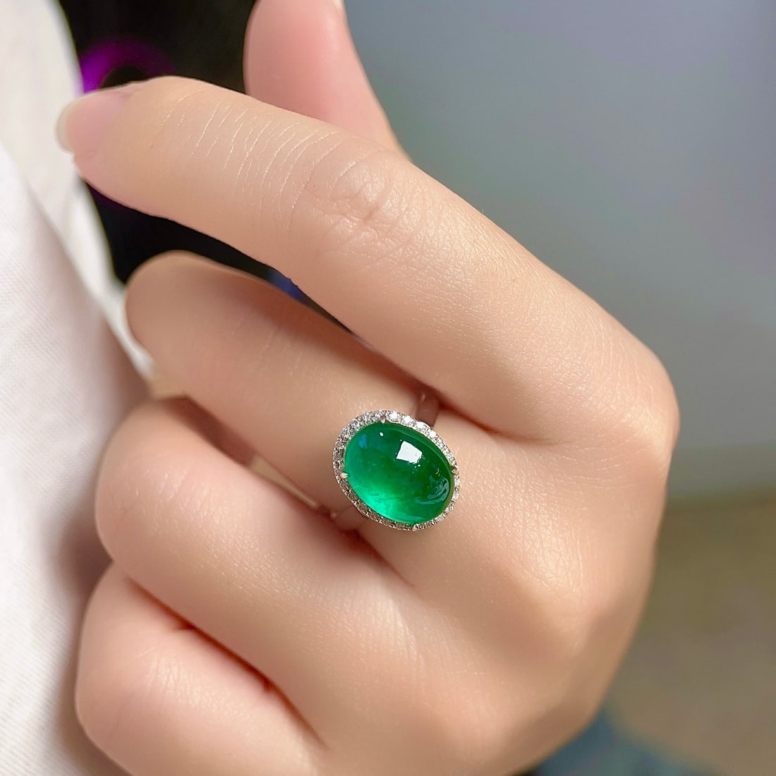 14k Gold 6.12 Ctw Vivid Green Natural Emerald & Diamond Ring - 4