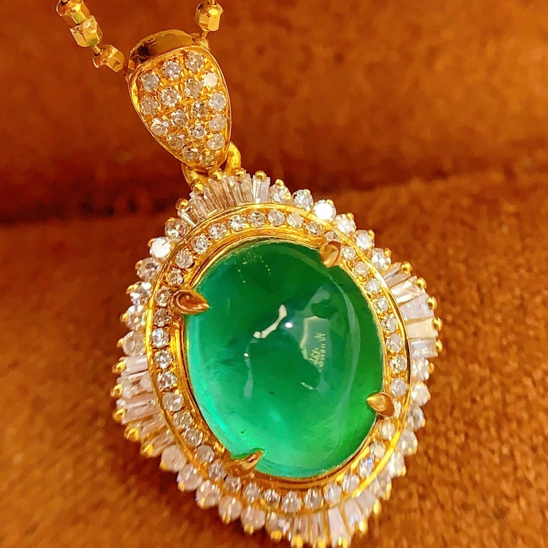 14k Gold 3.06 Ct Vivid Green Natural Emerald & Diamond Pendant( Without Chain ): Ref:231104140 // gold content:14k gold // main gemstone:emerald // shape:oval // carat weight:3. 06ct // color:vivid green // treatment:natural // // adjacent gemstone 2 : diamond // number of stones: