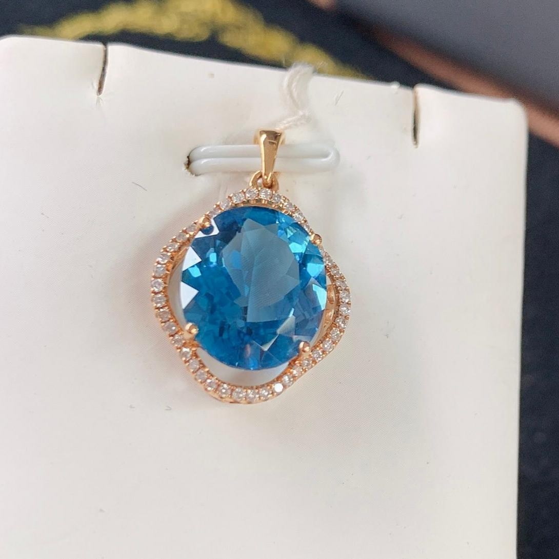 14k Gold 8.87 Ctw Natural Topaz & Diamond Pendant( Without Chain ): Ref:231104146 // gold content:14k gold // main gemstone:topaz // shape:oval // carat weight:8. 65ct // color:blue // treatment:natural // // adjacent gemstone 2 : diamond // number of stones:43 //