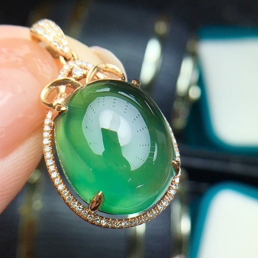 14k Gold 14.8 Ct Natural Prehnite & Diamond Pendant( Without Chain ): Ref:231104154 // gold content:14k gold // main gemstone:prehnite // shape:oval // carat weight:14. 8ct // color:green // treatment:natural // // adjacent gemstone 2 : diamond // shape:round //
