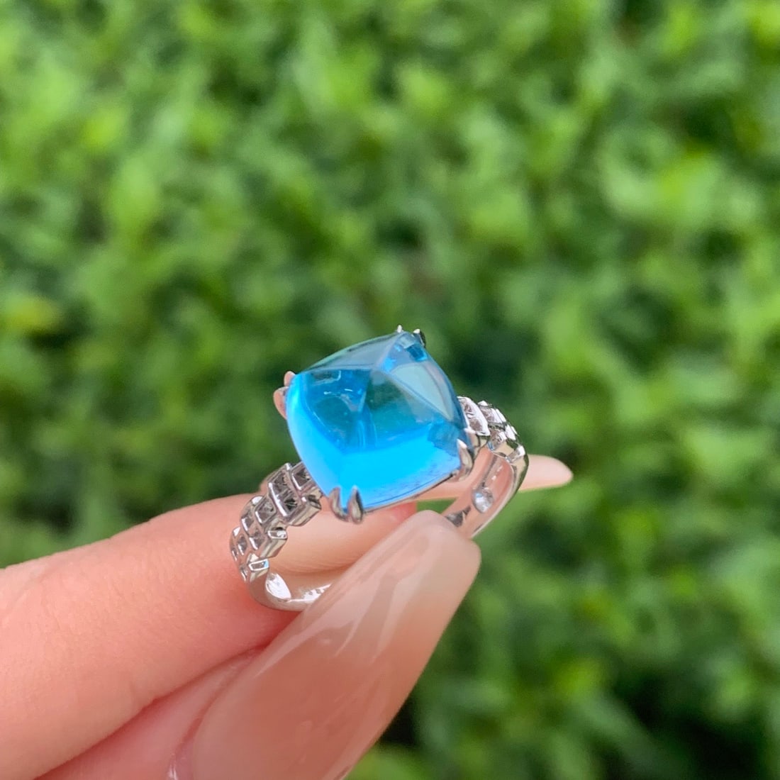 14k Gold 6.2 Ct Natural Topaz Ring: Ref:231104191 // gold content:14k gold // ring size:7. 25us // // main gemstone:topaz // shape:sugar-loaf // carat weight:6. 2ct // color:blue // treatment:natural // Condition: NewLow Estimate: