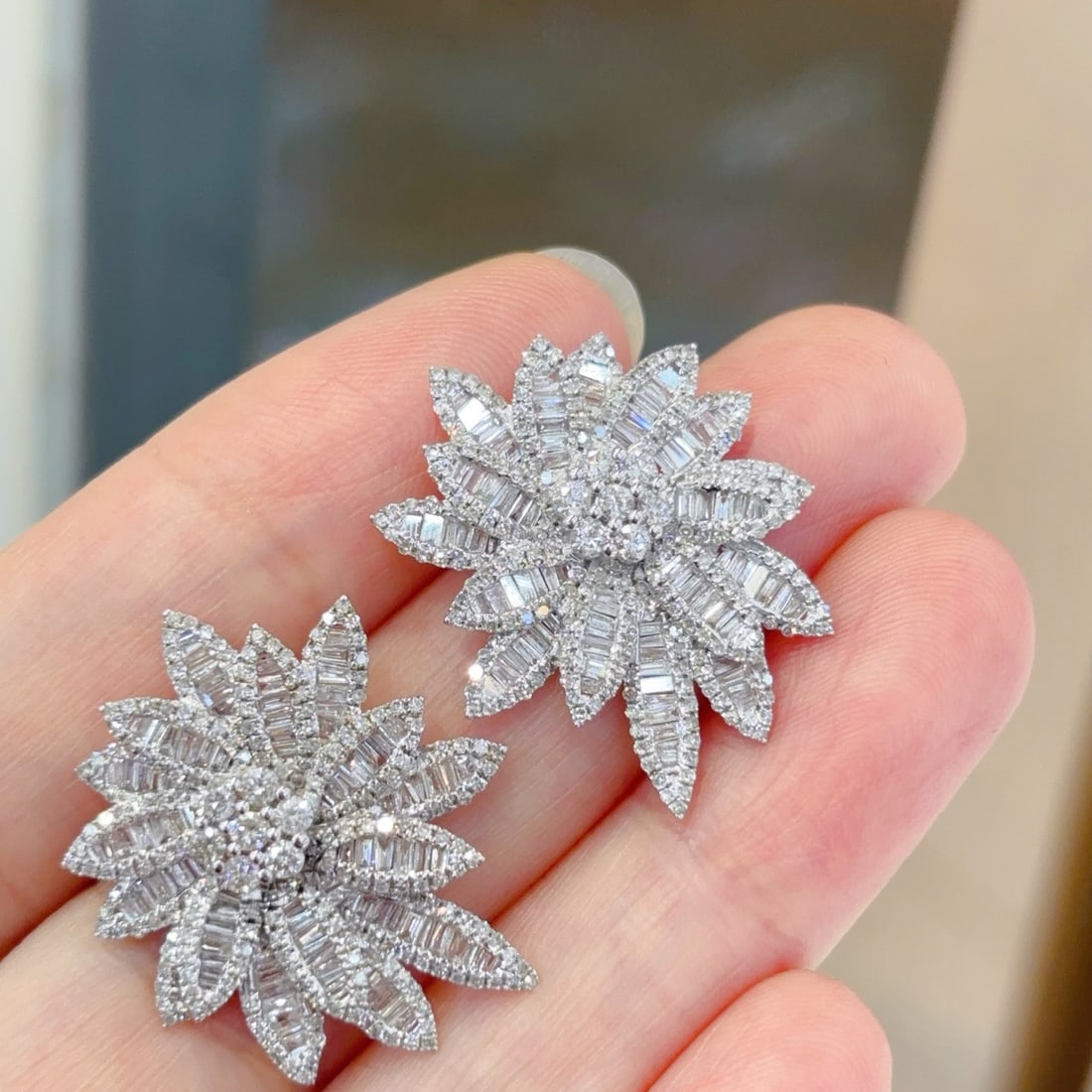 14k Gold 2.82 Ct Natural H Diamond Earrings: Ref:231104203 // gold content:14k gold // main gemstone:diamond // shape:multiple // carat weight:2. 82ct // clarity grade:vs-si // color:h // treatment:natural // Condition: NewLow Estimate: