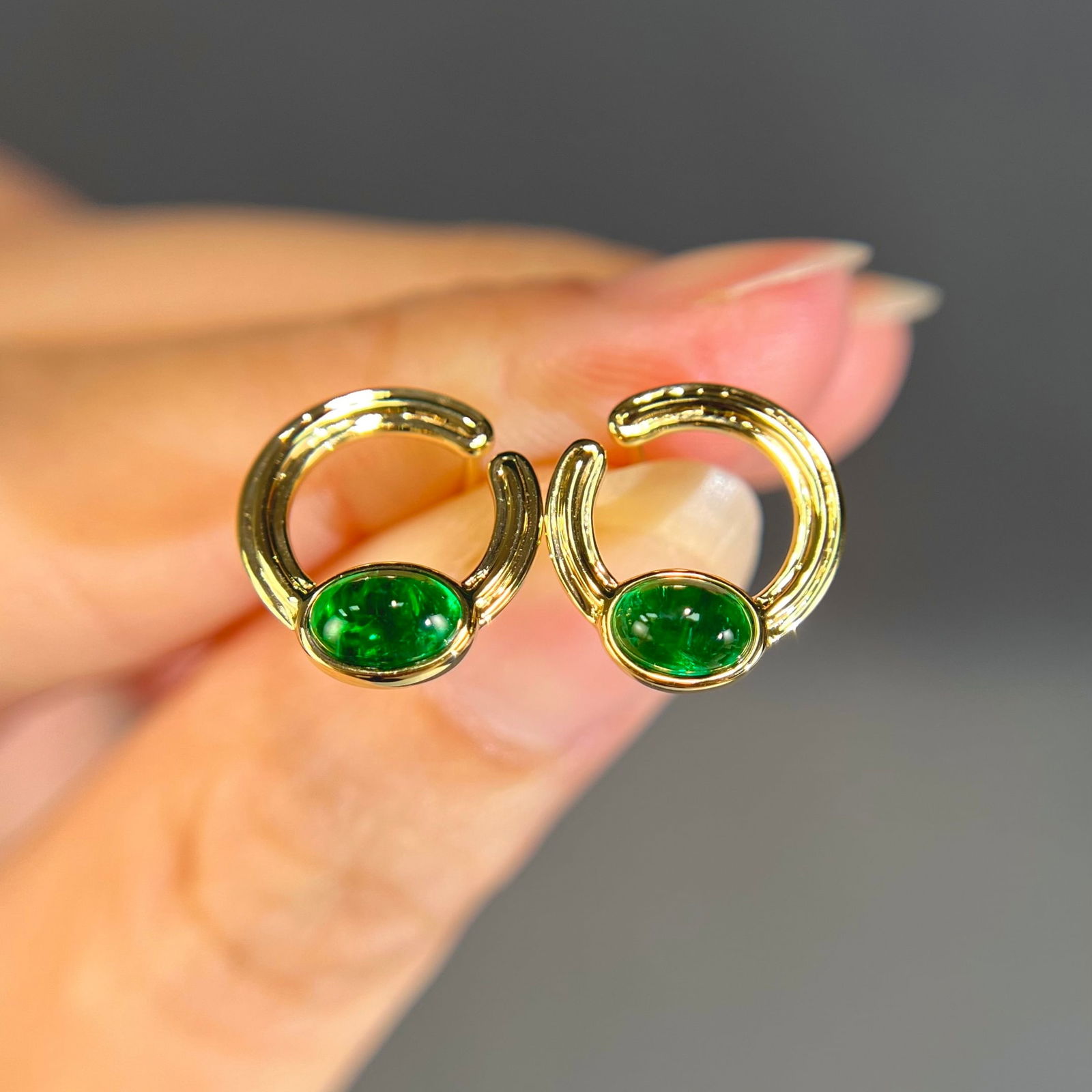 14k Gold 1.05 Ct Vivid Green Natural Emerald Earrings: Ref:231104205 // gold content:14k gold // main gemstone:emerald // shape:oval // carat weight:1. 05ct // color:vivid green // treatment:natural // Condition: NewLow Estimate: 2100.00High Estimate: