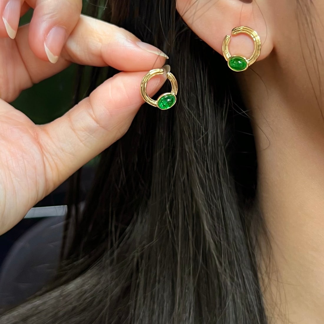 14k Gold 1.05 Ct Vivid Green Natural Emerald Earrings - 2