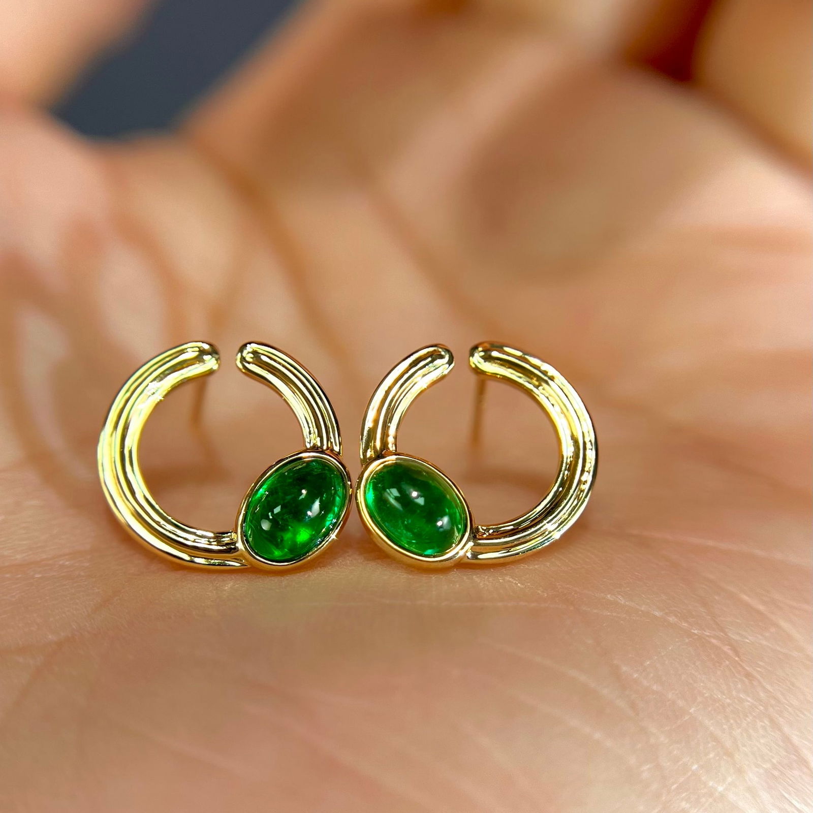 14k Gold 1.05 Ct Vivid Green Natural Emerald Earrings - 3
