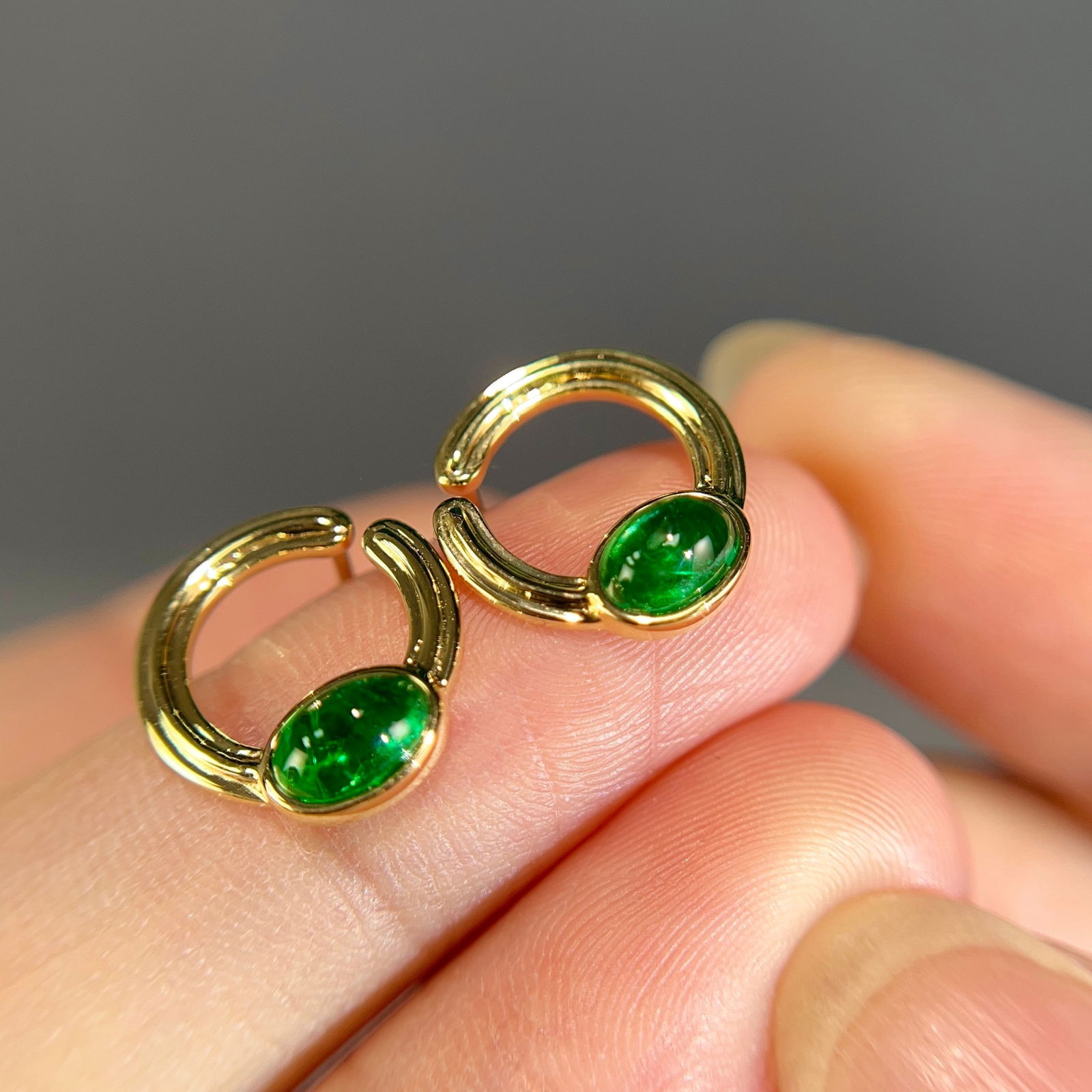 14k Gold 1.05 Ct Vivid Green Natural Emerald Earrings - 4